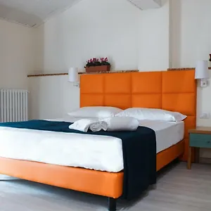 Hotel Azzurra, Bolonia